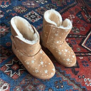 Ugg Kids Kellan Shearling boot with Velcro closure, star pattern. Like new.